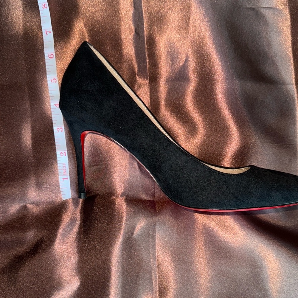 Elegant Black Classic Heels with Red Bottom Soles - Picture 4 of 5